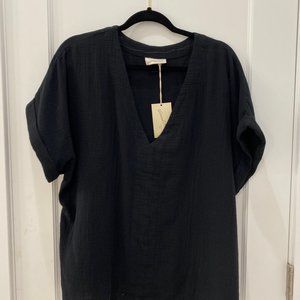 Short sleeve v neck gauze shirt in black
